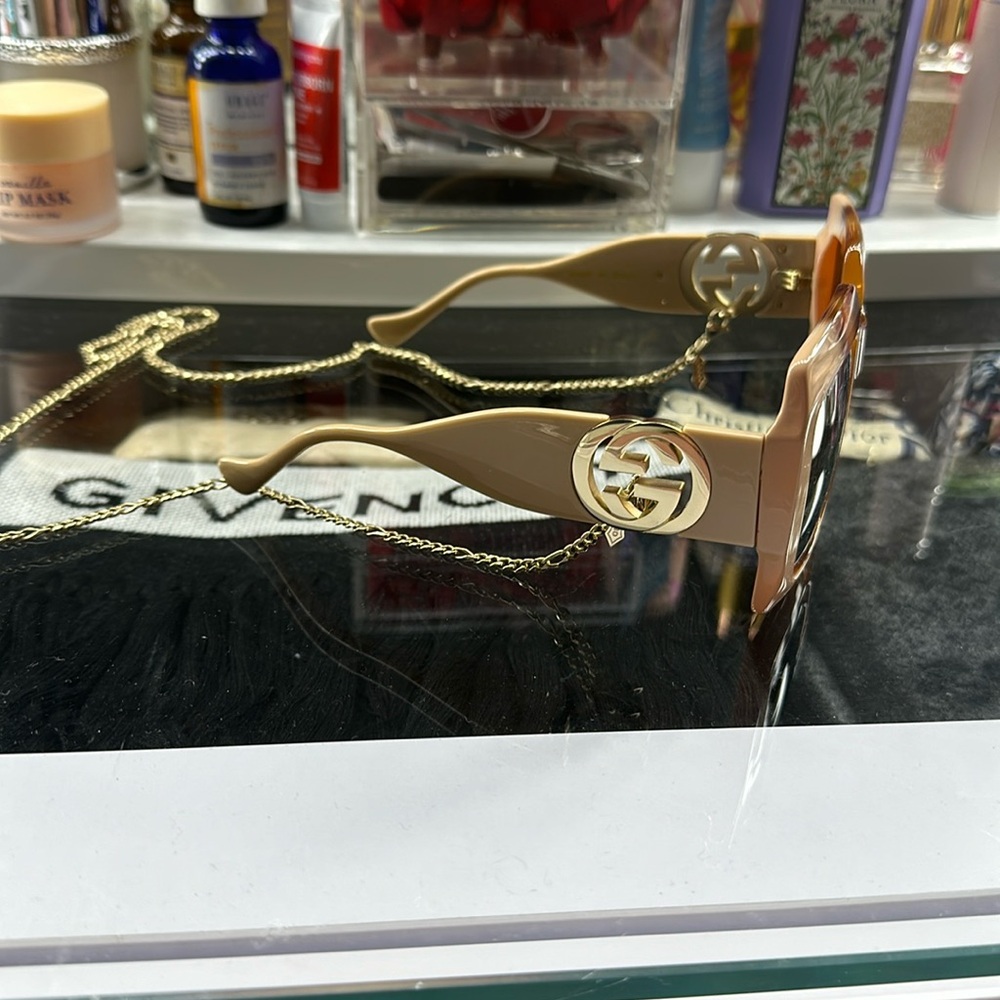 Gucci glasses with chain
